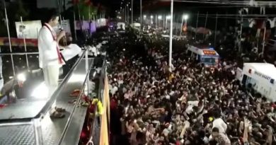 വിജയ് കരൂരില്‍ എത്തേണ്ടിയിരുന്നത് ഉച്ചയ്ക്ക്; പൊലീസ് നിര്‍ദേശങ്ങള്‍ പാലിച്ചില്ല; നിയന്ത്രണാതീതമായി തിരക്ക്, മരണ സംഖ്യ ഉയരുന്നു